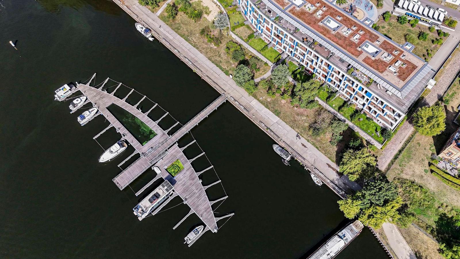 Luftbildaufnahme eines Bootsstegs an der Havel, Havelwelle Potsdam